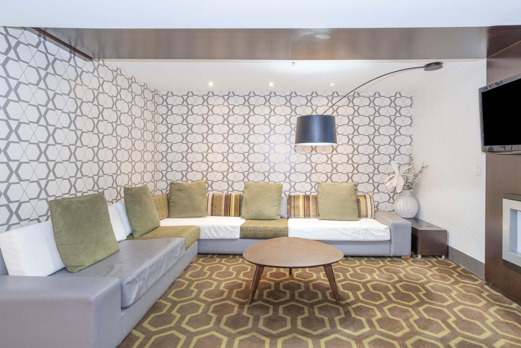 Sandman Hotel And Suites Abbotsford Extérieur photo